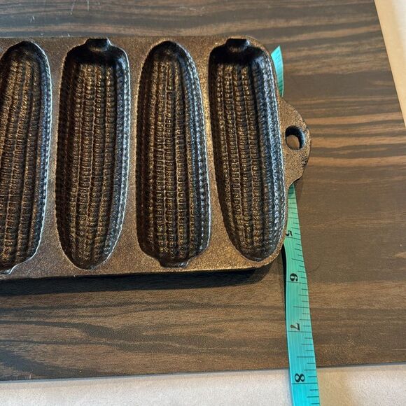 Wagner cast iron 7 place corn bread mold great shape, fun for everyone. - Picture 2 of 4